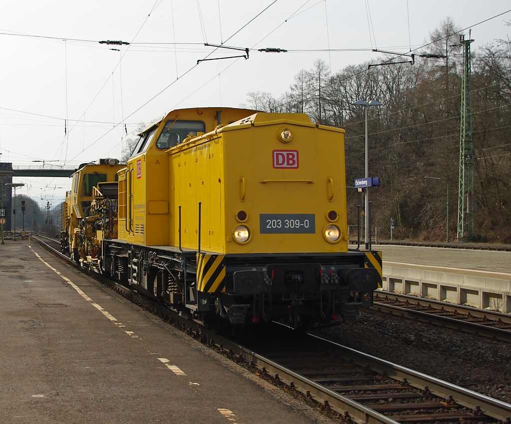 Und dann noch einen kleinen gelben Diesel: 203 309-0 mit einem kurzen Bauzug in Fahrtrichtung Norden. Aufgenommen am 12.03.2011 in Eichenberg.