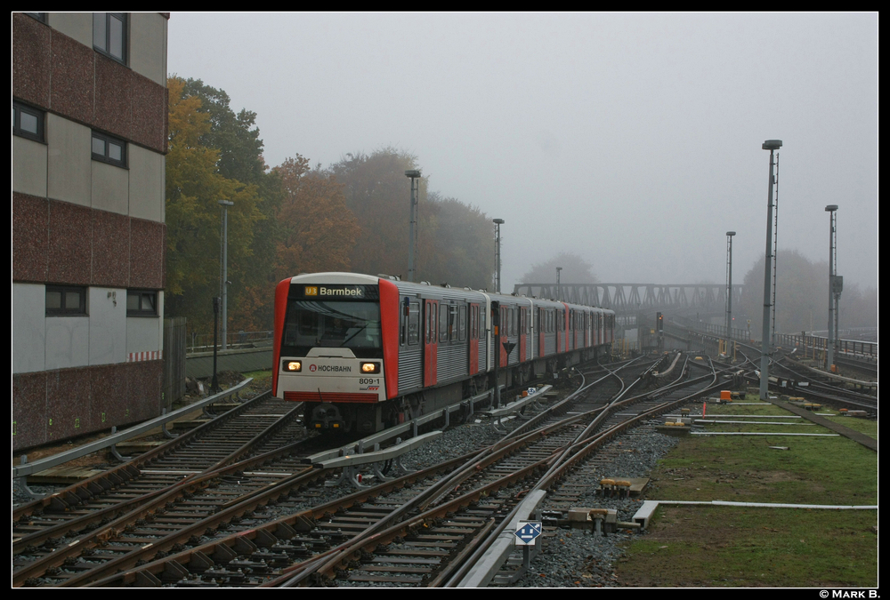 Und hier noch einmal zwei DT3. Bei diesem Foto befuhren die beiden DT3 das Vorfeld des Bahnhofes Barmbek und erreichen gleich die Haltestelle von wo das Foto am 30.10.10 aufgenommen wurde.