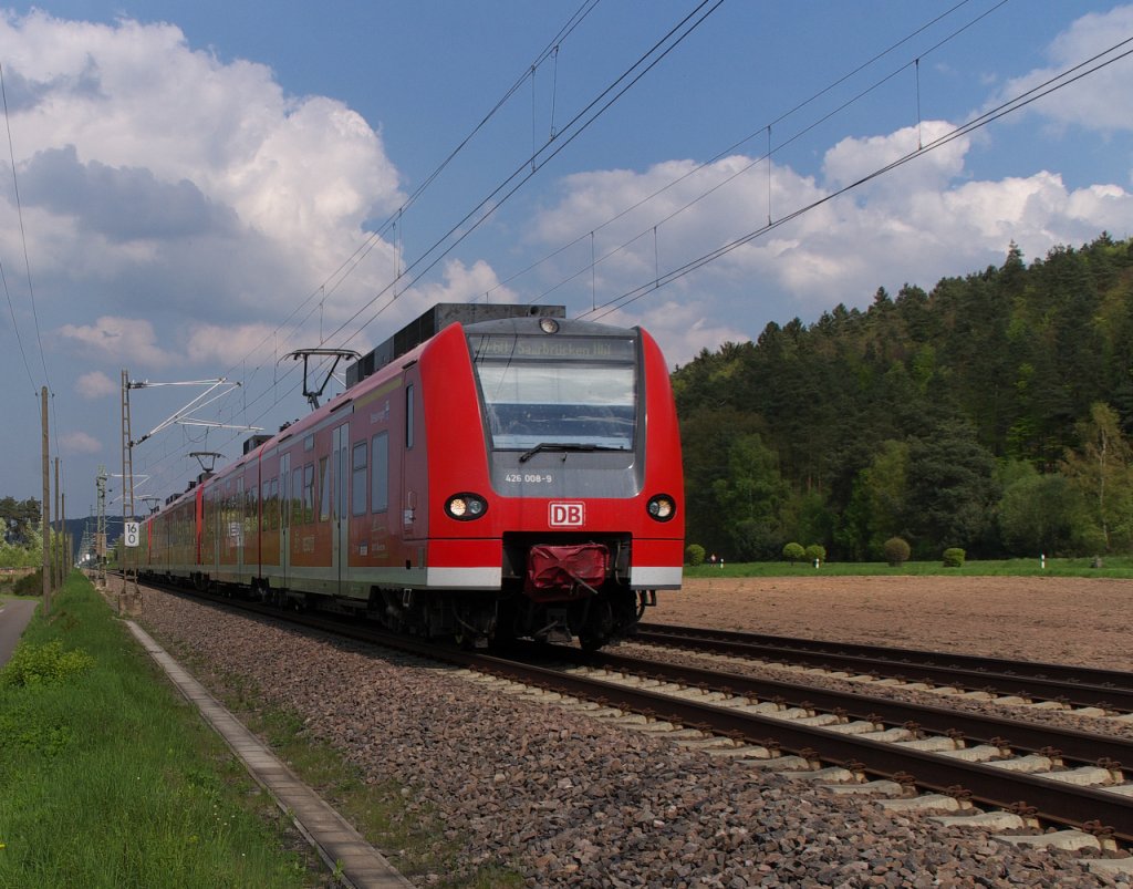 Und jetzt aber schnell wieder zurck ins Saarland - Na ja, die Saarlnder und Pflzer haben immer noch eine zwiegespaltene Beziehung zueinander.
Jeder erzhlt Witze ber den Anderen.
Aber auch die Eisenbahn hat dazu beigetragen, dass sich sich die beiden Vlkchen nher kommen.
Mit dem Rheinland/Pfalz - Saarland Ticket lassen sich beide Bundeslnder per Bahn erkunden aber auch die  Gelbfler  haben ein kleines Stck Saarland in den Verkehrsverbund Rhein - Neckar eingebunden. Die S1 verkehrt zwischen Osterburken und Homburg - Saar.

426 008 + ein weiterer 426er und am Schlu 425 130 sind als RE von Kaiserslautern nach Saarbrcken unterwegs.
Hier auf den letzten Kilometern in der Pfalz bei Vogelbach.

Es gab mal Zeiten, als diese Bahnstrecke gebaut wurde, da gehrte dieses Gebiet zu Bayern.
Dann doch lieber P(f)alz.
