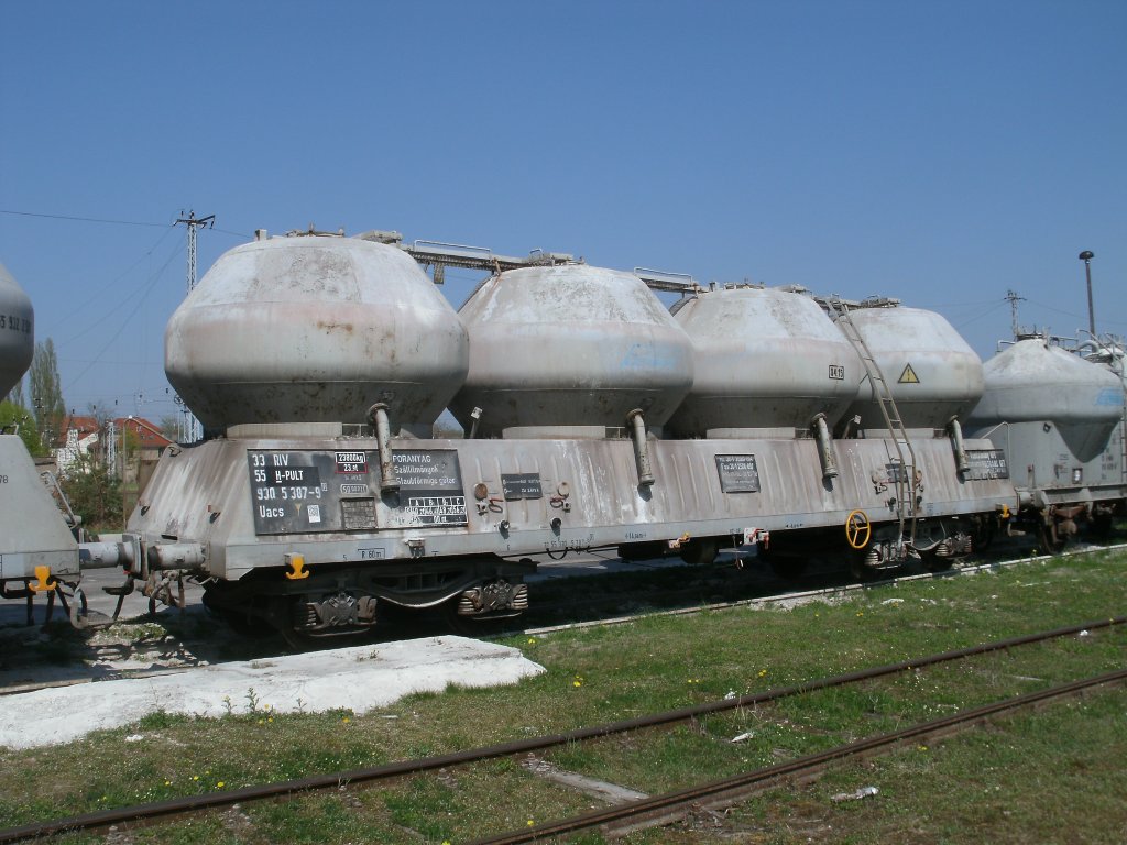 Ungarischer Zementsilowagen Uacs auf der Ladestrae in Neustrelitz Sd am 23.April 2011.