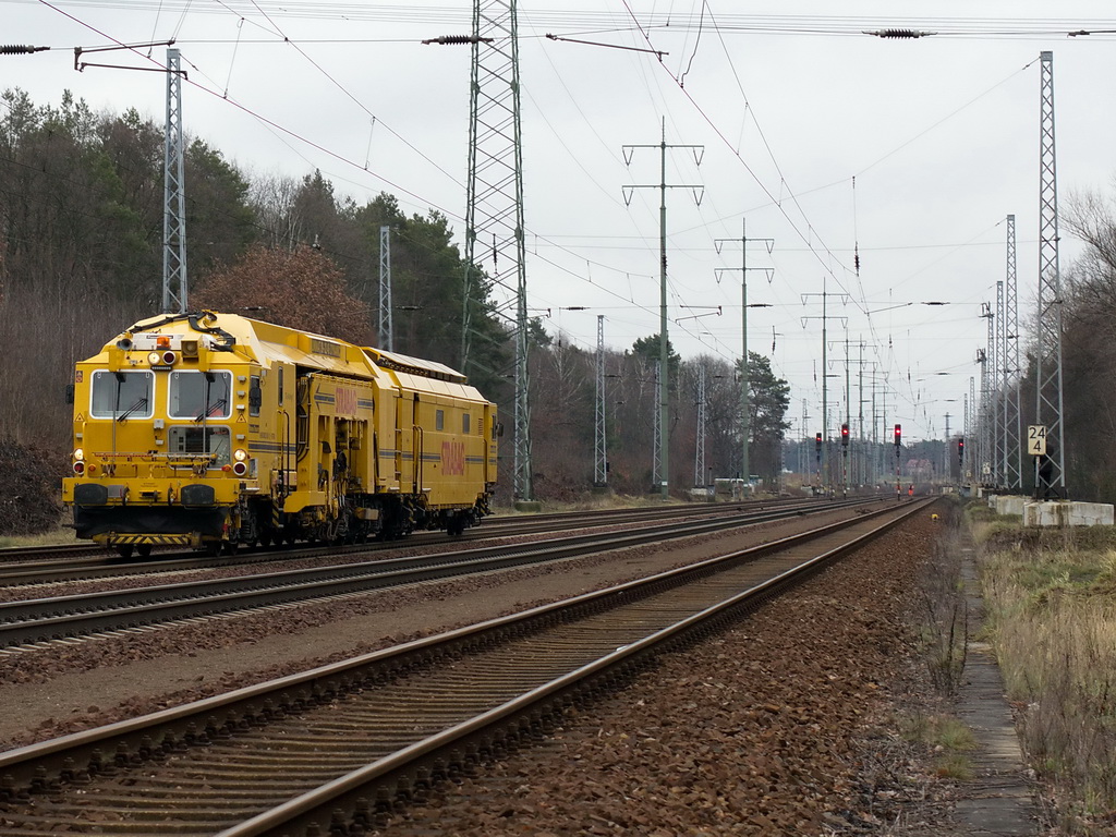 Universal Stopfmaschine Plasser & Theurer UNIMAT 09-32/4S DYNAMIC der STRABAG ,  (99 80 9123 003-2, Baujahr 2010, Maschinennummer 3436 Anschrift: Der Mchtige), hier auf dem Weg Richtung Berlin  auf dem sdlichen Berliner Auenring bei Diedersdorf am 09. Januar 2012. Netten Gru zurck!