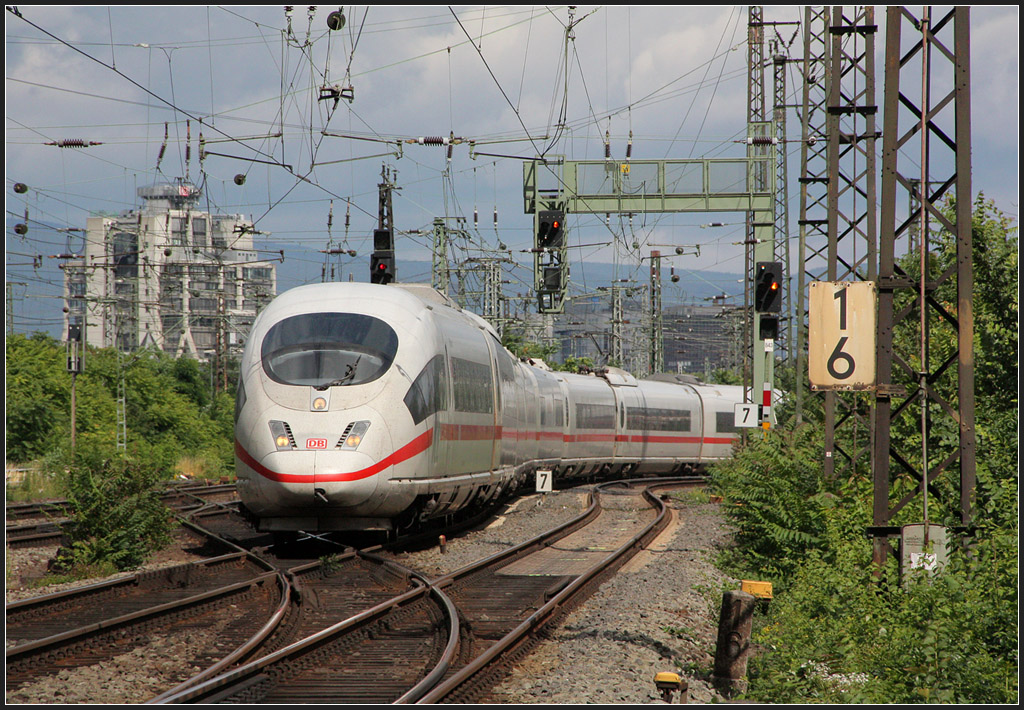 Unterwegs in Richtung Bayern - 

Ein ICE 3 verlässt auf einem engen Linksbogen den Frankfurter Hauptbahnhof um seine Fahrt nach Würzburg und München anzutreten. Gleich wird ihm auf der Main-Neckar-Brücke ein ICE aus Richtung Fulda entgegen kommen. 

12.07.2012 (M)