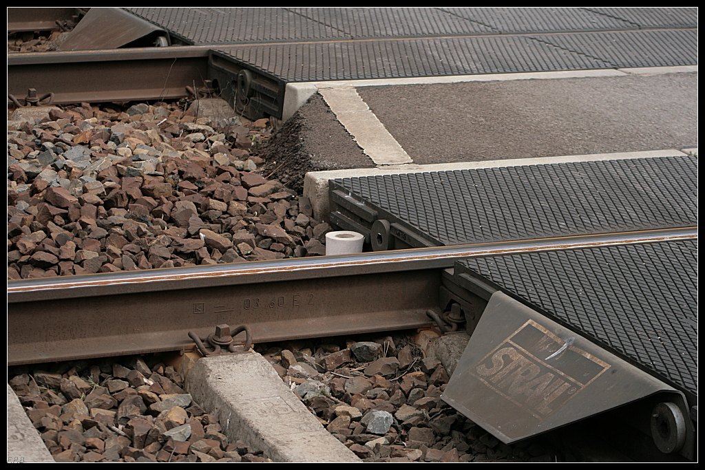 Unverzichtbar falls Not am Bahnbergang ist: eine Rolle Toilettenpapier (zufllig gesehen in Erkner 06.04.2010)