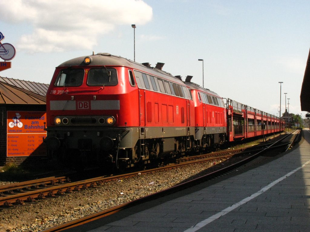 V 218 318 und -372 mit Autozug in Niebll, 