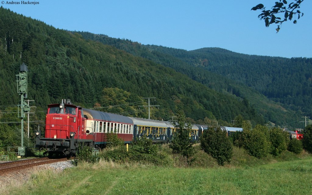 V 360 02 der EMN und 465 der AVG (Zugschluss) mit dem DPE 31750 (Alpirsbach-Graben-Neudorf) am Esig Hausach 9.9.09