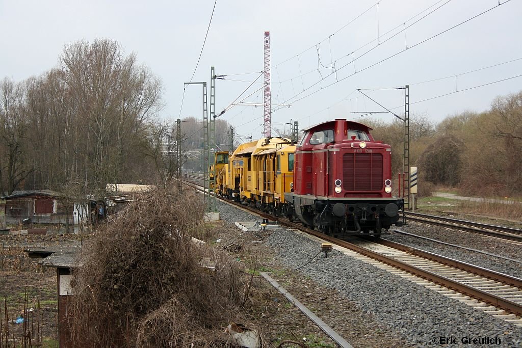 V100 1200 mit einem bauzug am 27.3.10 in H-Misburg.