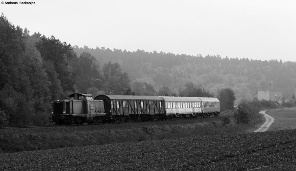 V100 2299 mit dem RE 36584 (Marburg (Lahn)-Frankenberg (Eder)) bei Wiesenfeld 23.10.10