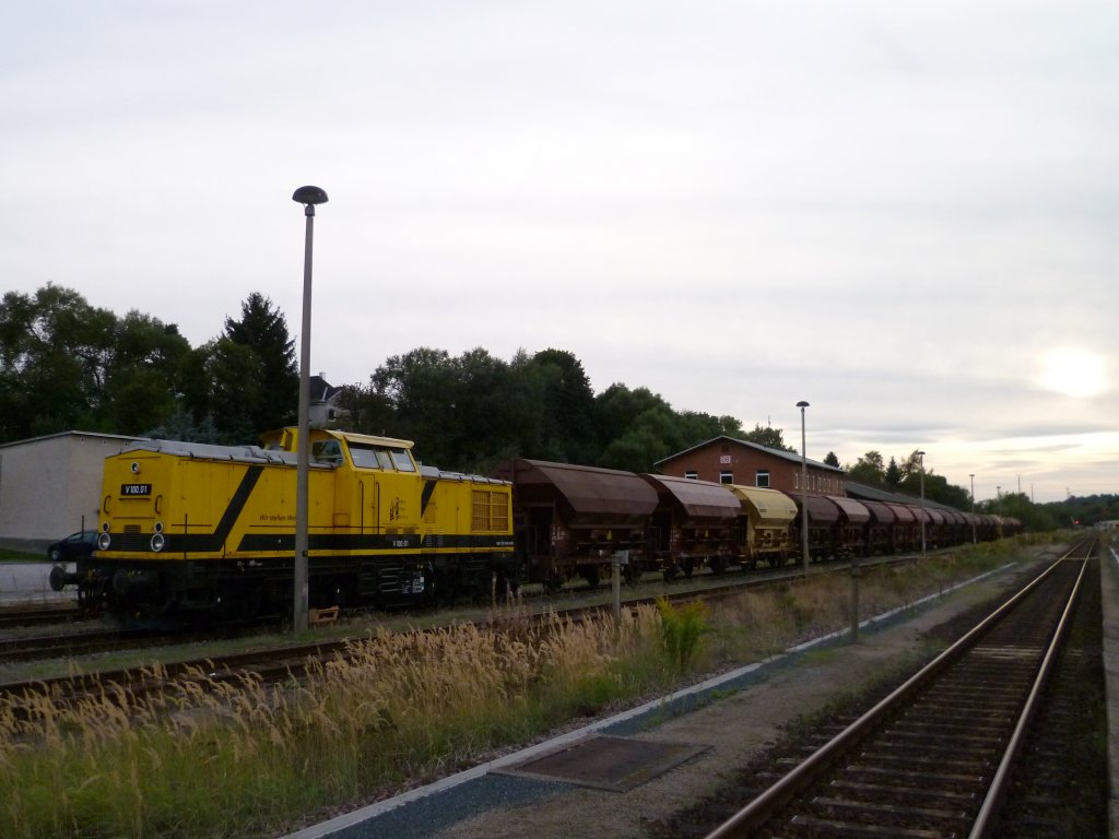 V100.01 ( 9280 1 202 481-0 D-RPE) steht am 20.09.12 mit einem Dngemittelzug in Plauen/V. unterer Bahnhof