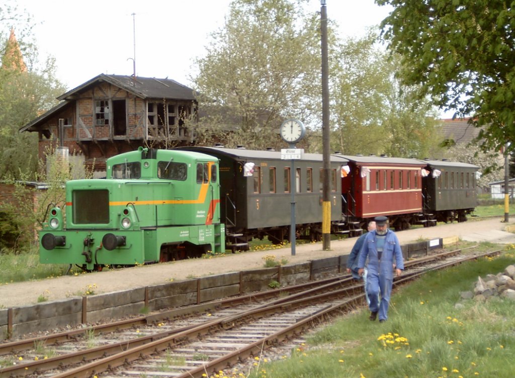 V22 - WAB 1 - im Bhf Kltz (Meckl.) mit Sonderzug am 07.05.2003