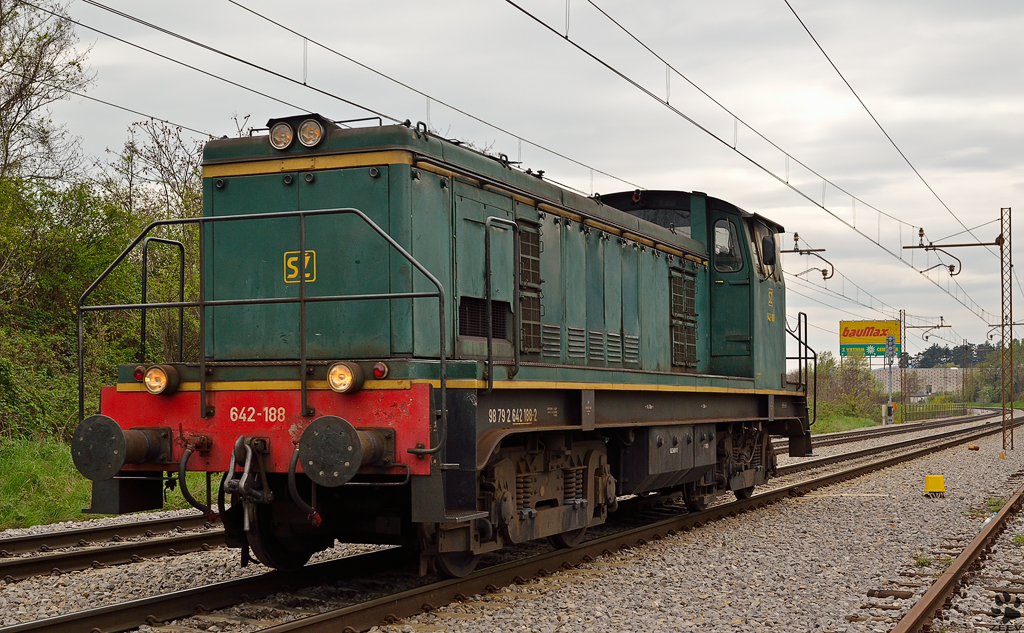 Verschiebelok S 642-188 fhrt als Lokzug durch Maribor-Tabor Richtung Bahnhof Studenci. / 18.4.2012