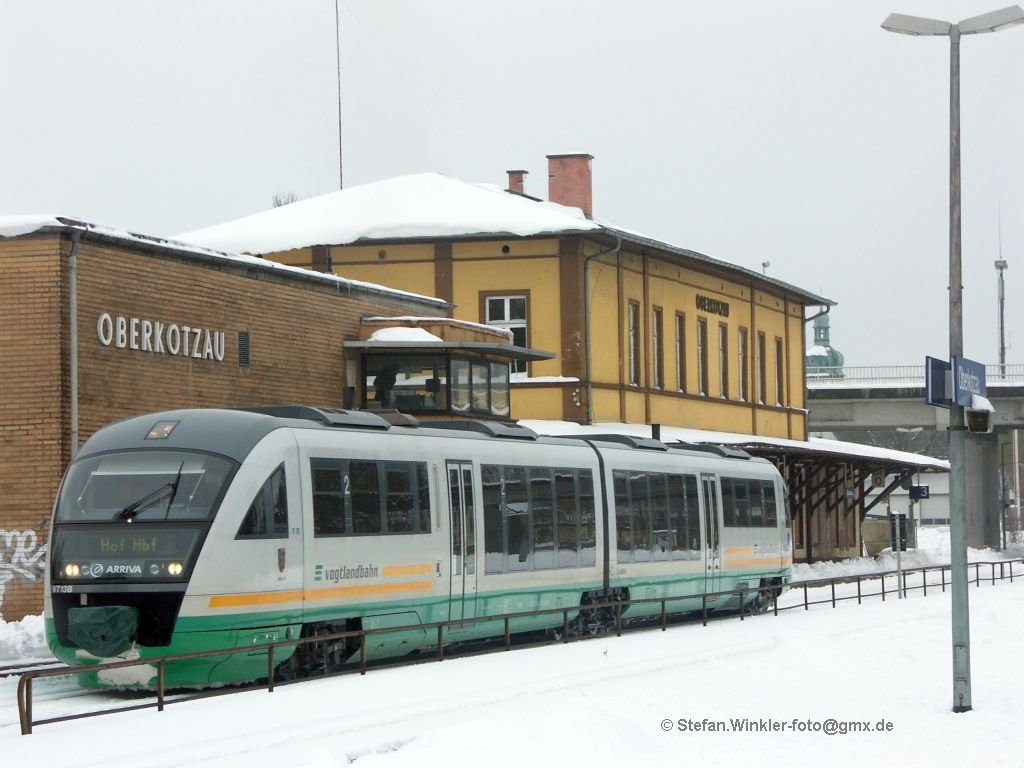 VGB Desiro von Schwandorf nach Hof bei der Ausfahrt aus Bf. Oberkotzau vor dem EG und dem Stw. 4.02.2010 .Das grosse Empfangsgebude ist komplett leer, keine Schalterhalle offen, alles verbrettert und dem Untergang geweiht. Schlimm. Bei dem Anblick kam mir der Gedanke dass die DB AG wie die alte DDR ist, bzw. wohl deren Weg gehen wird. Alles wird niedergewirtschaftet und berall rausgezogen wegen des geplanten Brsenganges. Dann, spter, wird man sich wohl bernehmen lassen und jemand anderes darf den Wiederaufbau teuer und bitter bezahlen...... Der geneigte Leser mge mal darber nachdenken...