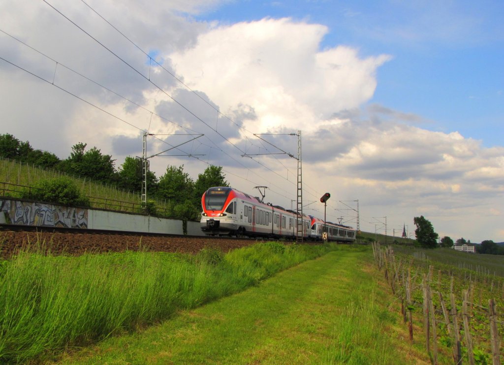 VIAS 301 + 410 als VIA 25024 auf der RheingauLinie SE 10 von Frankfurt (M) Hbf nach Neuwied, bei Hattenheim; 16.05.2012