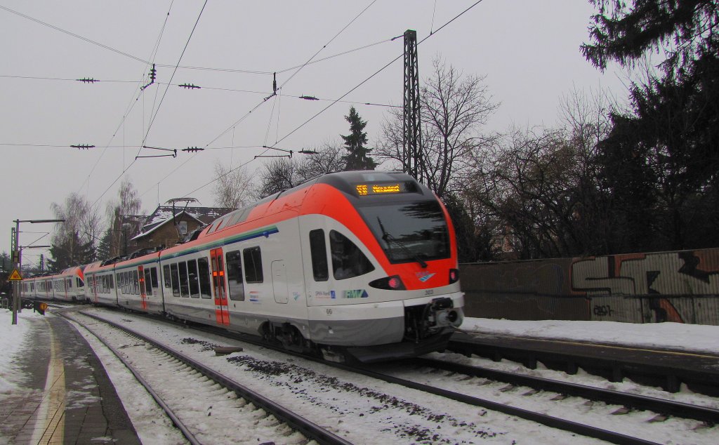 VIAS 303 als VIA 25008 (SE10) vom Frankfurt (M) Hbf nach Neuwied, in Erbach (Rheingau)); 22.12.2010