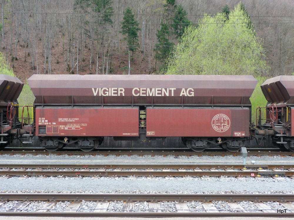 VIGIER / SBB - Gterwagen  Fals 33 85 665 7 809-6 in Reuchenette-Pry am 21.04.2012