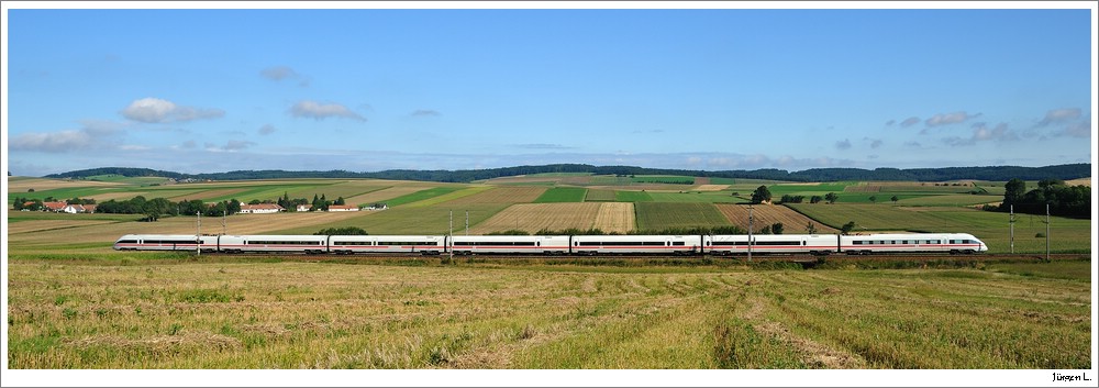 Volle Breitseite. ICE 28 bei Ollersbach; 14.8.2010.