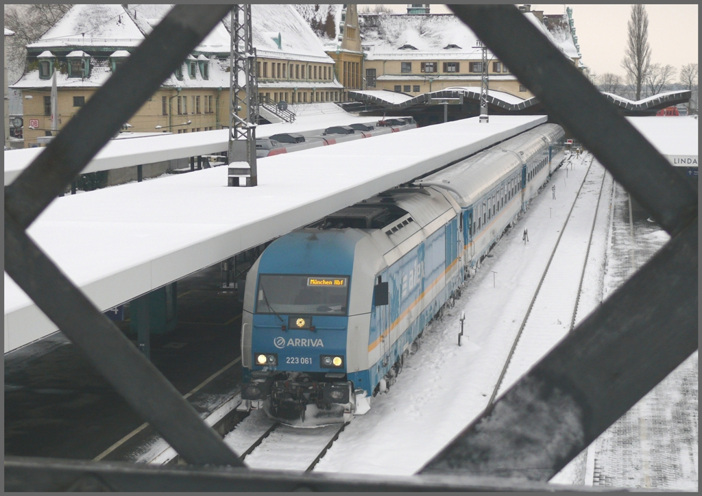 Von der alten Passarelle, die alle Geleise (ohne Zugang)berspannt, ist diese Aufnahme des R38709 nach Mnchen Hbf entstanden. (02.12.2010)