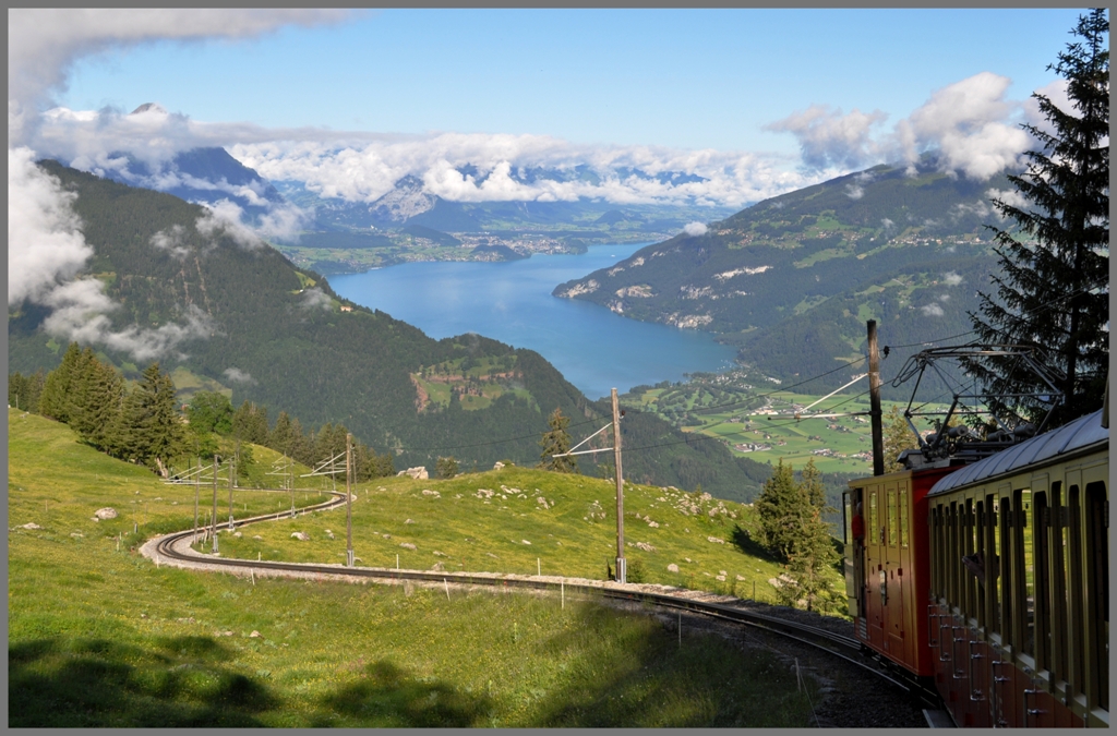 Von der Chrterwang bietet sich dieser traumhafte Tiefblick auf den Thunersee. (27.06.2012)