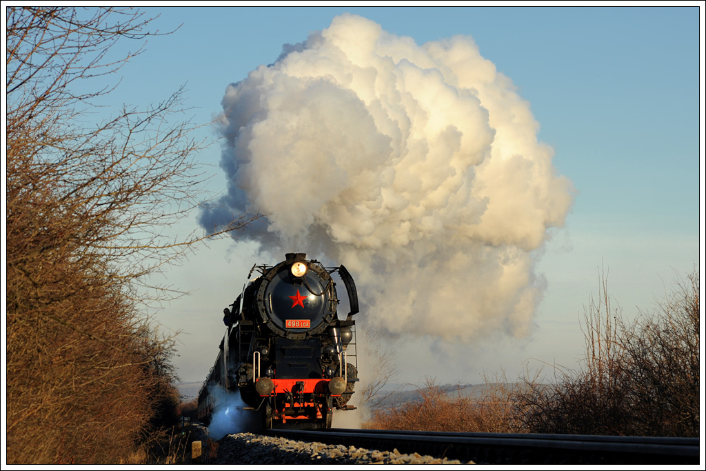 Vor 85 Jahren wurde das erste Teilstck der Bahnstrecke Nov Mesto nad Vhom (SK) - Vesel nad Moravou (CZ) zwischen Vesel nad Moravou und Myjava erffnet.  Dieses Jubilum war Anlass einer Sonderfahrt am 29.12.2012, welche der „Albatros“ 498.104  aus dem Depot Bratislava bespannte. 
Meine erste Aufnahme zeigt den Sonderzug Sp 11045 bei der Hinfahrt nach Nov Mesto nad Vhom kurz nach dem Halt in Velk nad Veličkou.
