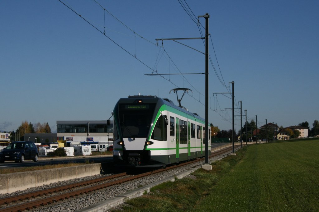 Vor dem Gewerbegebiet von Etagnires ist am 21.10.2010 RBe 4/4 45 unterwegs Richtung Lausanne. 