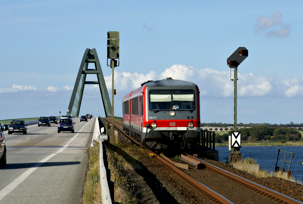  Vor exakt einem Jahr noch Alltag im Nahverkehr auf der Vogelfluglinie: 628 213 berquert als RB nach Lbeck Hbf  den Fehmarnsund.