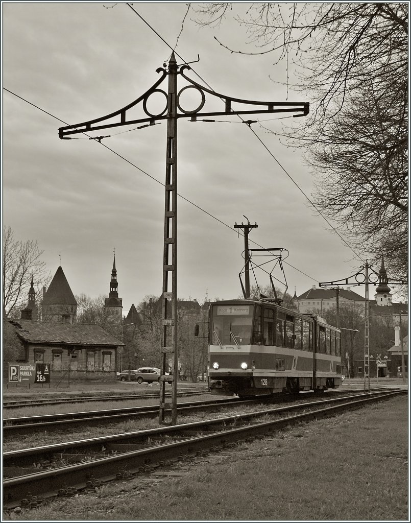 Vor der in Hintergrund zu sehenden Kulisse der wunderschnen Altstadt fhrt ein Tallinn Tram der Linie 1 Richtung Kadriorg.
6. Mai 2012