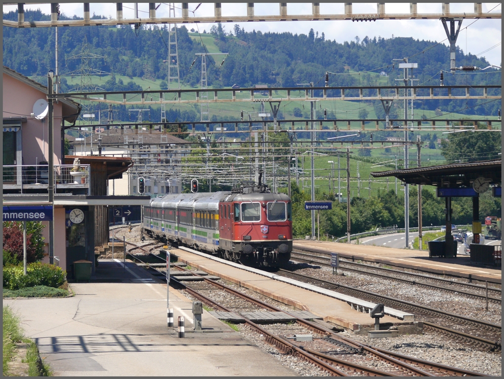 VoralpenExpress IR2418 wird durch die SBB Re 4/4 II 11302 durch Immensee geschoben. (30.07.2010)