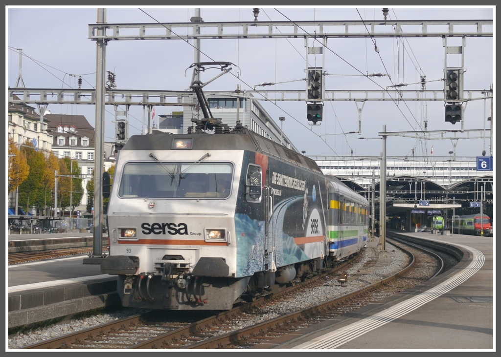 Voralpenexpress nach Romanshorn mit Re 456 93 verlsst Luzern. (22.10.2010)