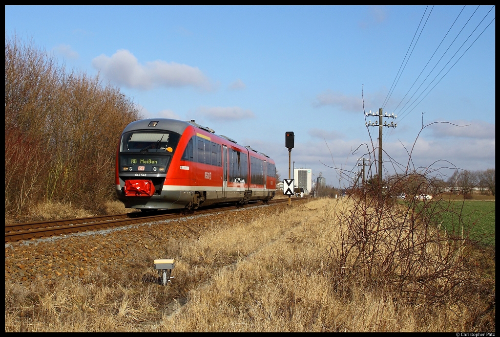 Vorbei am Einfahrvorsignal des Bahnhofs Grimma rollt 642 046 am 20.2.2012 Richtung Meien.