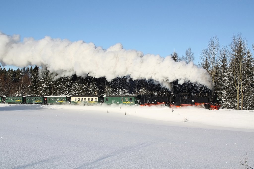 Vorspann auf der Fichtelbergbahn. 99 785 bekommt am 29.12.2010 Vorspannhilfe durch 99 794. Das Bild war auch in der Januarausgabe des Modelleisenbahner abgedruckt.