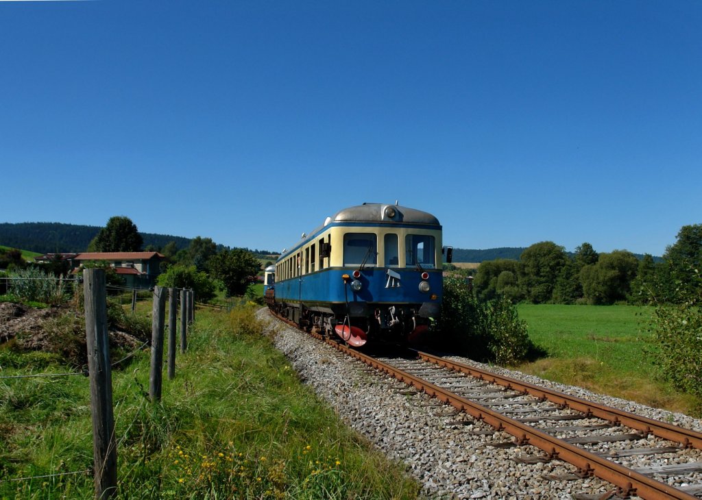 VT 07 + VS 28 bei einer Sonderfahrt von Viechtach nach Gotteszell am 19.08.2012 bei Furthof.