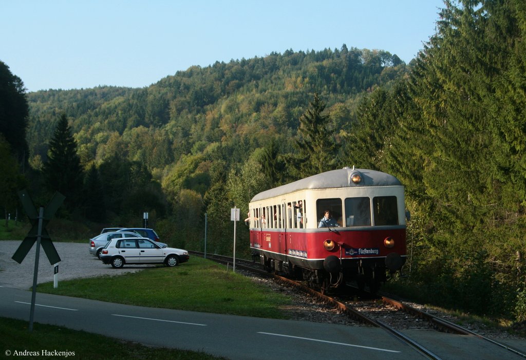 VT 3 war am 26.9.09 anlsslich eines 30.Geburtstags eines Eisenbahnfreunds den ich kenne auf Sonderfahrt unterwegs. Am Hp Lausheim-Blumegg war die Sonne schon recht weit verschwunden