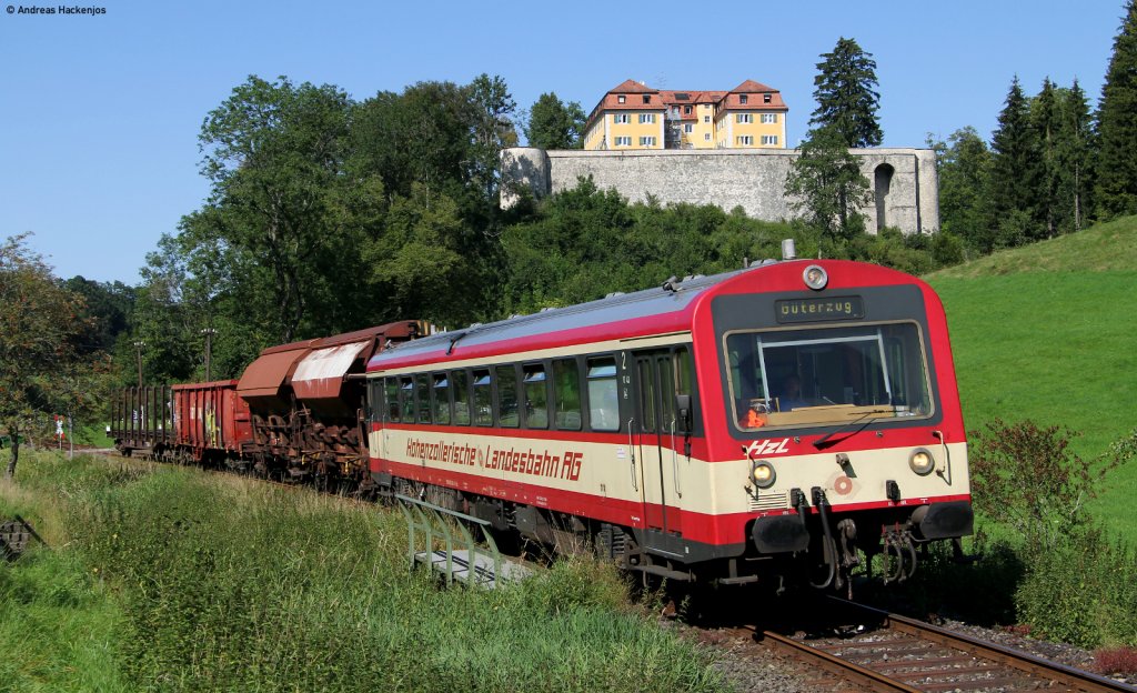 VT 43 der HzL mit einem Fotozug beim Schloss Grafeneck 18.8.11