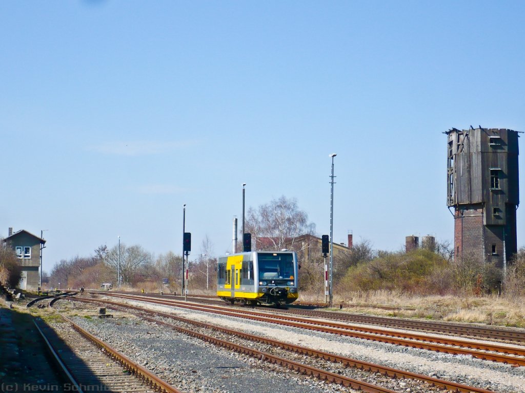 VT 672 905 der Burgenlandbahn fährt in den Bahnhof Teuchern ein. Heute sieht man dort sehr gut die Überreste ehemaliger Bahnanlagen. (26.03.2010)