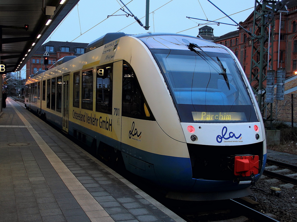 VT 701 (NVR-Nummer  9580 0 648 795-2 D-OLA) der Ostseelandverkehr GmbH (OLA) am 03. Februar 2013  im Bahnhof Schwerin zur Weiterfahrt nach Parchim (OLA79857). 