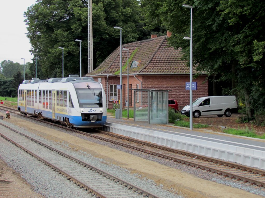 VT 703 der Ostseelandverkehr GmbH steht am neu gebauten Bahnsteig im Bahnhof von Plate zur Abfahrt Richtung Schwerin HBF bereit am 13.08.2011