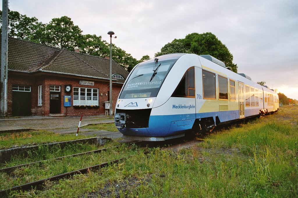  VT 706 der Mecklenburgbahn ( OLA ) wartet hier im Jahre 2004 im Bahnhof von Plate in der Abendsonne