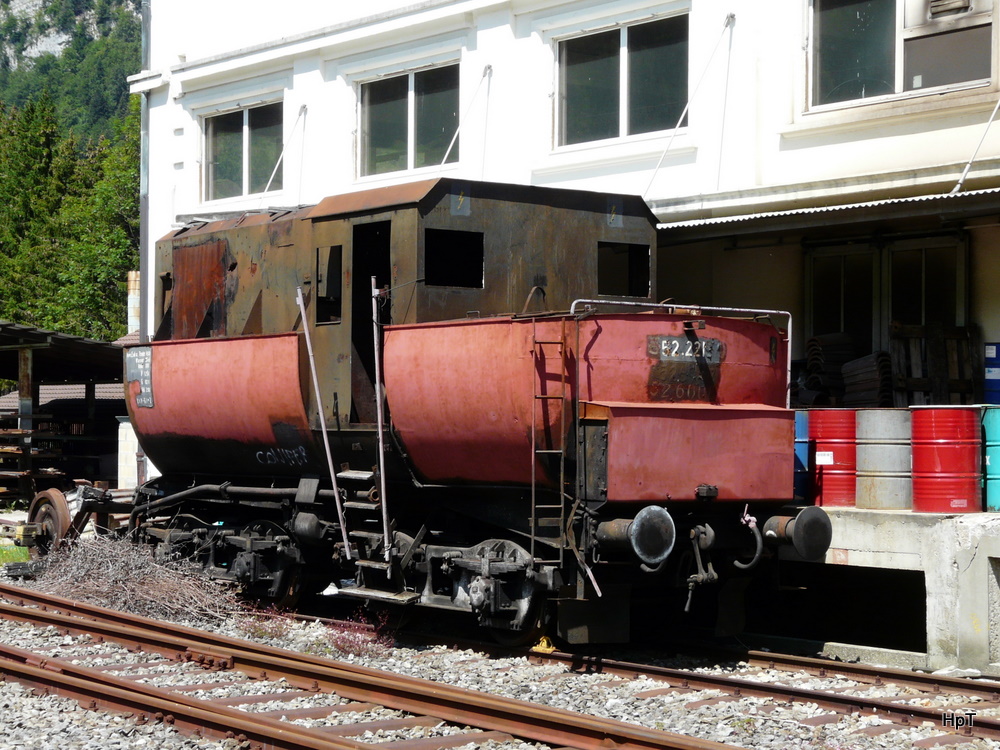 VVT - Dampflok Tender mit den anschriften 52 221 und 52 600 abgestellt im Betriebsareal der VVT in St.Sulpice am 01.08.2011