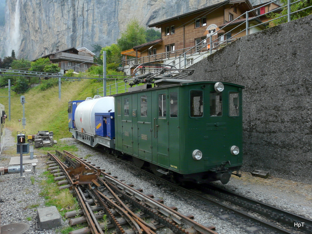 WAB - Oldtimer Lok He 2/2 64 im Bahnhofsareal von Wengen am 13.07.2013 .. Foto wurde aus dem fahrenden Zug hinaus Gemacht