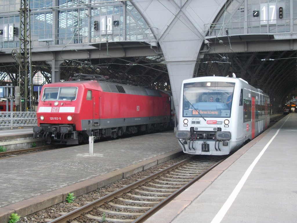 Whrend 120 102-9 am 20.7.10 mit dem PbZ 1966 auf die Abfahrt wartet, verlsst VT014 als MRB nach Borna den Leipziger Hbf.