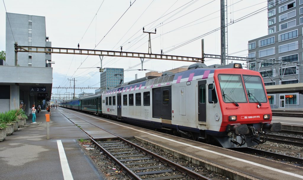 Whrend den Bauarbeiten zwischen Wdenswil und Einsiedeln verkehrt der  Gipfeli-Express  nur zwischen Zrich Altstetten und Wdenswil. Statt wie gewohnt von einer Re 446, wird der Zug momentan verpendelt gefhrt. Ersetzt wird die Re 446 durch einen NPZ des Typs 561, ex. MThB. Vorne im Bild ist der RBDe 561 174-4, am Schluss ist der Bt 973-1, als S 18045 in Zrich Altstetten, 07.08.2013.