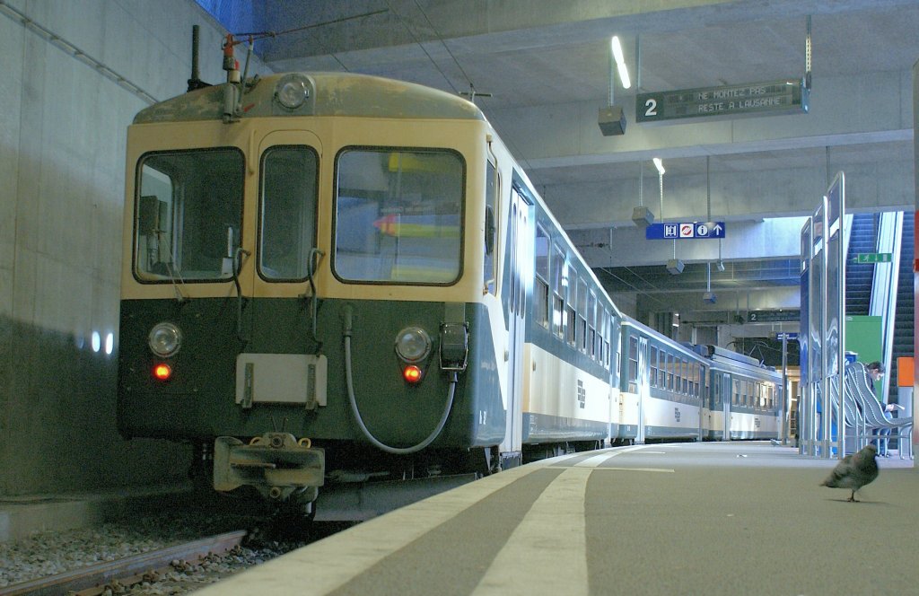 Whrend etliche Schweizer Meterspurbahnen  auf der Strasse  die Stadt verlassen, geniessen einige wenige direkte, untertunnelte Trassen, wie z.B. die LEB*: Der Schnellzug nach Bercher (Bt 52 - B 42 - Be 4/4 27) wartet auf Gleis 2 den ganzen Vormittag auf die Abfahrt um 11.53.
05. Mrz 2010
* Die LEB Trasse verluft vom Tunnelausgang bis Union-Prilly auf der Strasse.
