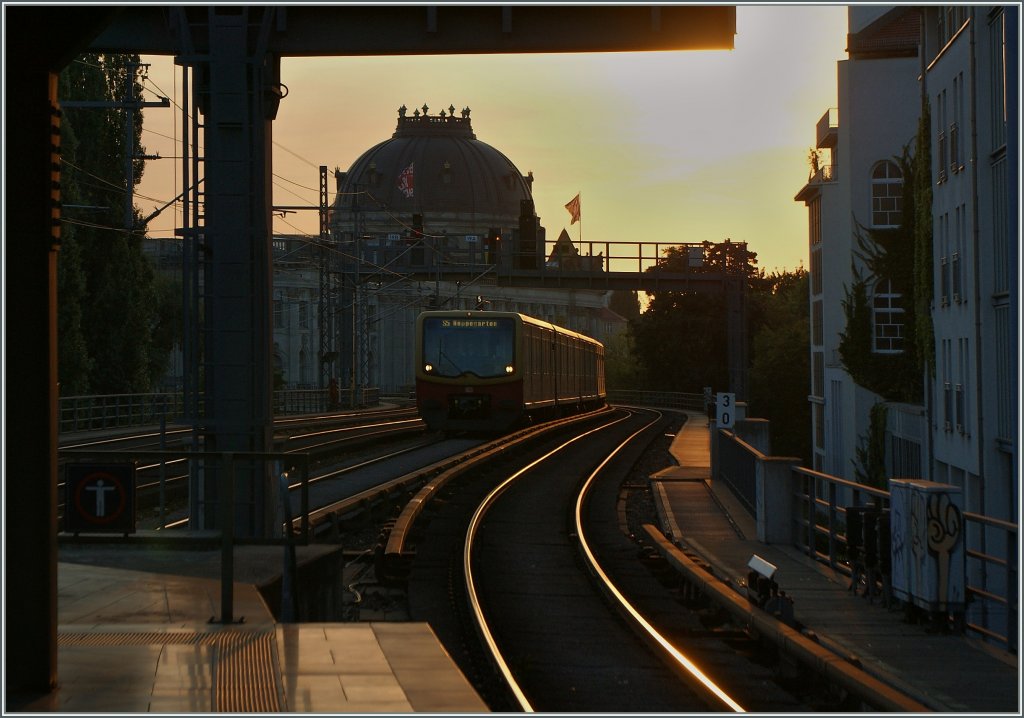 Whrend im Westen die Sonne untergeht, erreicht eine S5 nach Hoppegarten den Hackschen Markt. 
Berlin, den 17. Sept. 2012