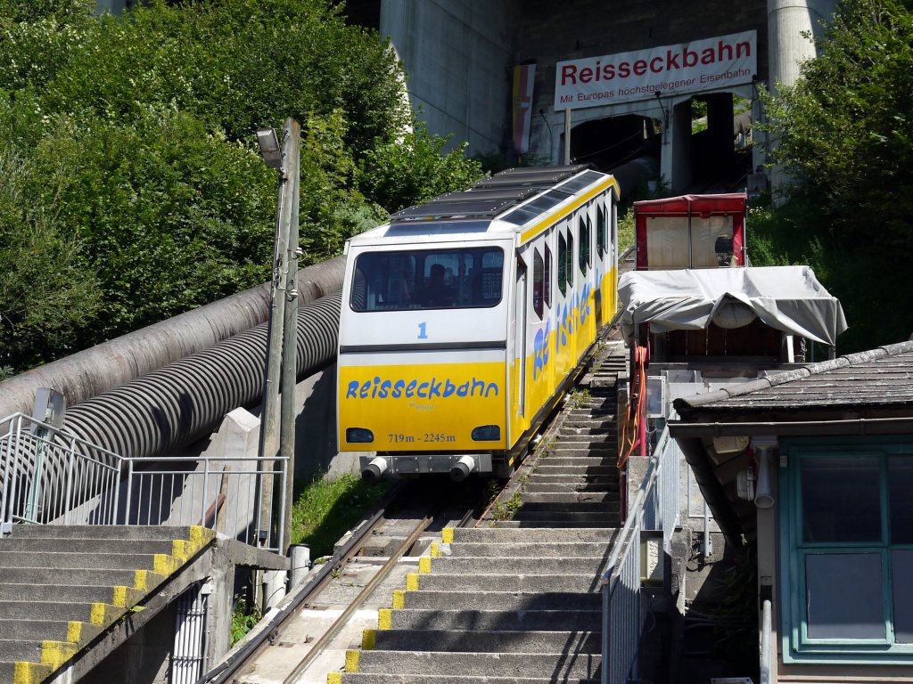 Wagen 1 der Reisseckbahn bei Einfahrt in die Talstation Kolbnitz (Zandlach); 02.08.2011
