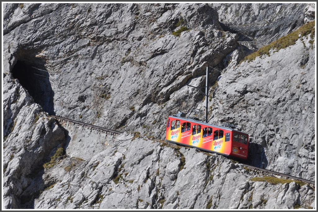 Wagen 28  die Alpenrose  zwischen Esel- und Roseggtunnel in der Eselswand. (04.10.2011)