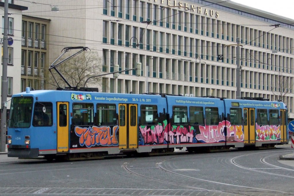 Wagen 404 unterwegs als Fahrschulwagen am 11.01.2011, berquert gerade den Scheidemannplatz in Kassel.