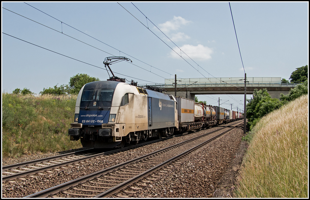 Wahrscheinlich wegen den Auswirkungen des Hochwassers in Ungarn wurde am 22. Juni 2013 der TEC 41134 ber Sopron und Ebenfurth, anstatt des normalen Laufwegs ber Hegyeshalom, umgeleitet.
Aufgenommen wurde der Zug, traktioniert von ES64U2 068, kurz nach Gramatneusiedl.