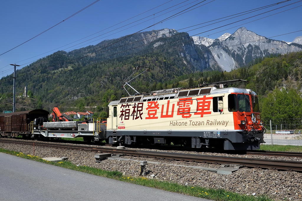 Was fr eine tolle Lok, die Ge 4/4 II 622  Arosa  der RhB. Auch vor einem Gterzug macht sie eine blendende Figur. Die Hakone Tozan Railway ist seit 1979 Partner in Japan, deshalb die interessante Bemalung mit den japanischen Schriftzeichen. Bei Reichenau am 21.4.2011 aufgenommen.