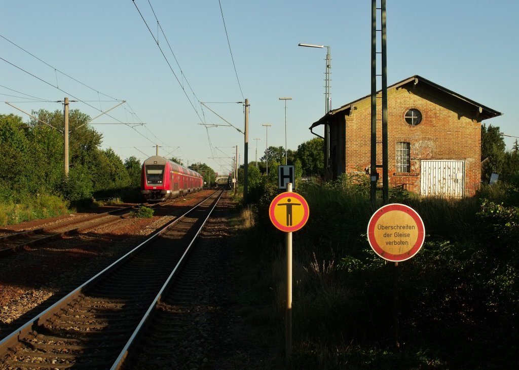 Was guats Regionales! Bild 2/2 Diesmal auf der parallel laufenden KBS930 (Regensburg-Landshut-Mnchen). Hier ein RE von Mnchen gen Nrnberg. Schublok war eine unbekannt gebliebene 111er. Nchster Halt wird Regensburg Hauptbahnhof sein. 
(1.08.2010, Kfering)

PS: Bin jetzt eine Woche weg, wrde mich ber viele Kommentare freuen, Danke =D