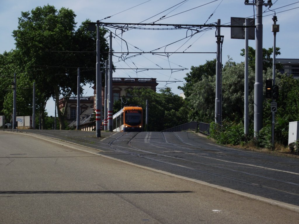 Was kommt den da. Eine RNV Variobahn in Mannheim am 29.05.11