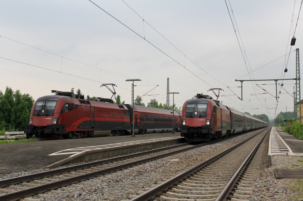 Was nicht alltgliches: 1116 206 wird von 1116 216 im Bahnhof bersee berholt.